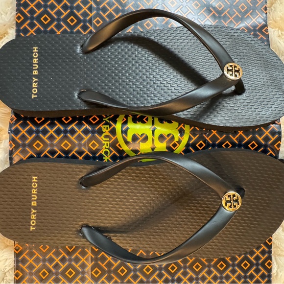 Brand New Without Tag Tory Burch Black Sandals with Logo Medallion Never Worn! - Picture 5 of 5